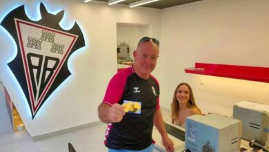 Un abonado del Albacete Balompié renueva su compromiso con el club blanco