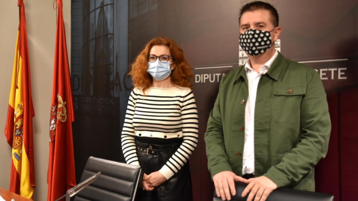 Foto de archivo del presidente de la Diputación, Santi Cabañero, y la diputada de S. Sociales, Juani García, durante la presentación de las ayudas a entidades sociosanitarias / Foto: Diputación Albacete