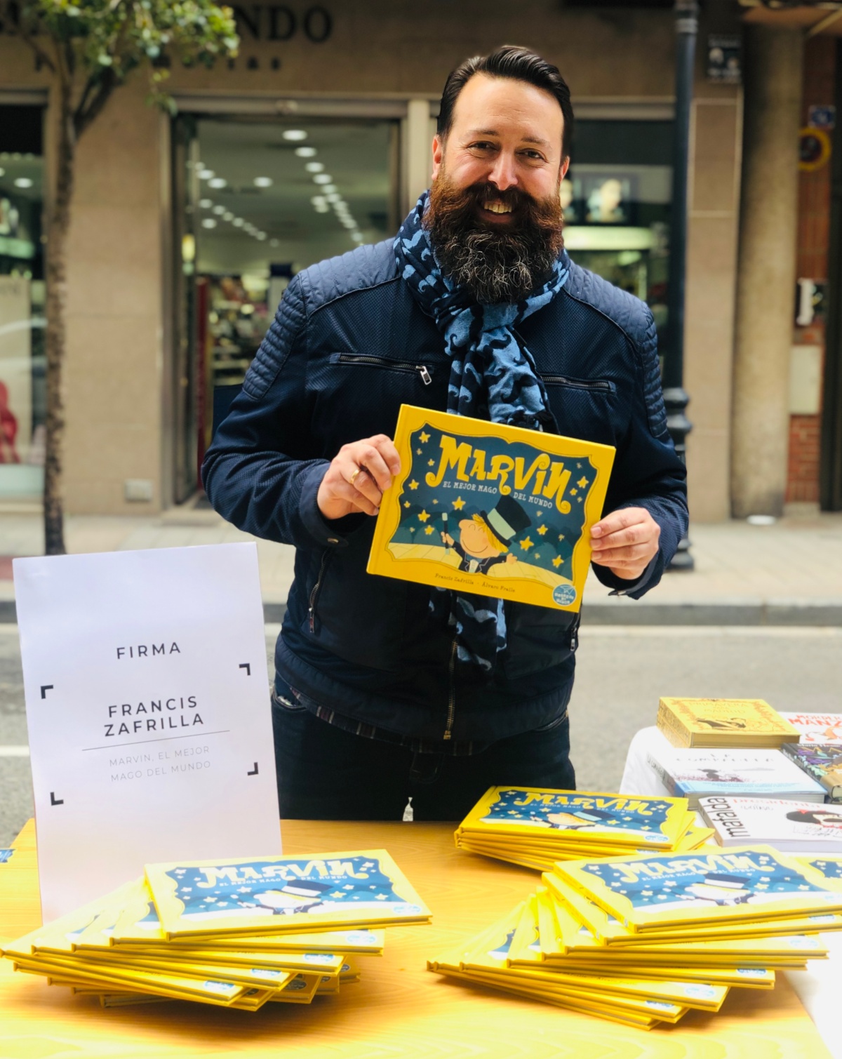 Francis Zafrilla con un ejemplar de este especial libro en Albacete