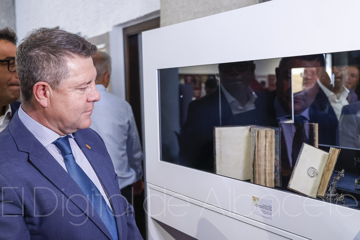El presidente de Castilla-La Mancha, Emiliano García-Page, inaugura esta exposición en Chinchilla / Fotos: Ángel Chacón