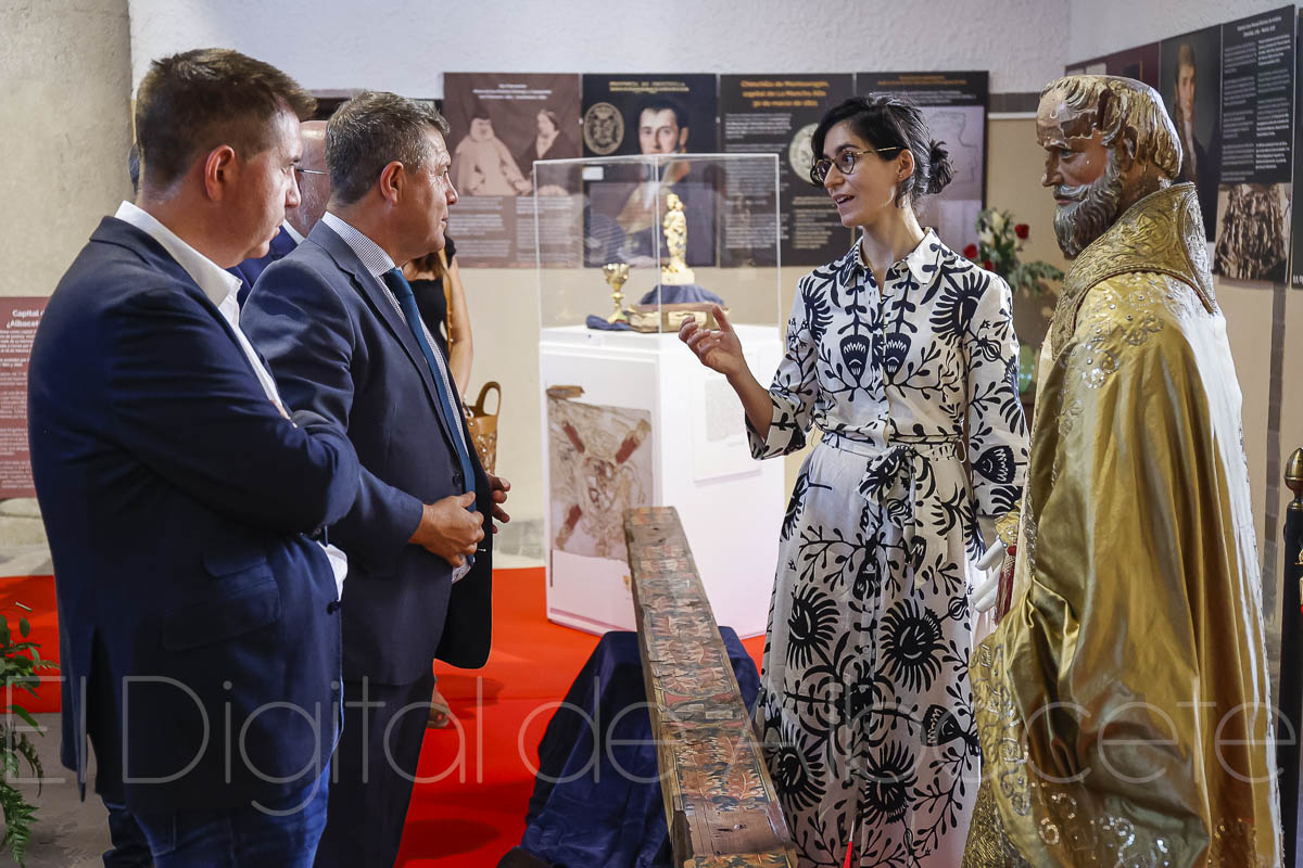 El presidente de Castilla-La Mancha, Emiliano García-Page, inaugura esta exposición en Chinchilla / Fotos: Ángel Chacón