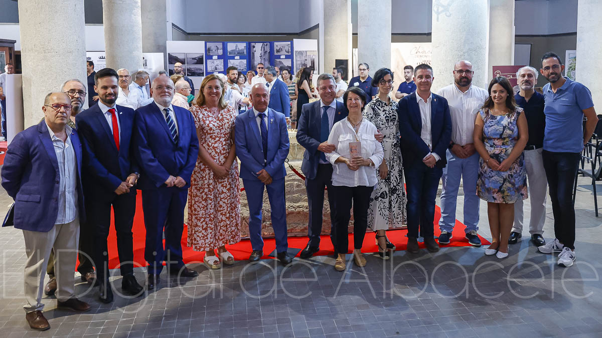 El presidente de Castilla-La Mancha, Emiliano García-Page, inaugura esta exposición en Chinchilla / Fotos: Ángel Chacón