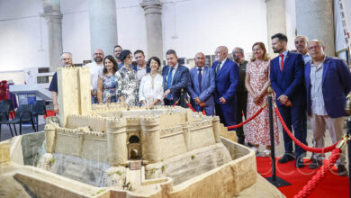 El presidente de Castilla-La Mancha, Emiliano García-Page, inaugura esta exposición en Chinchilla / Fotos: Ángel Chacón