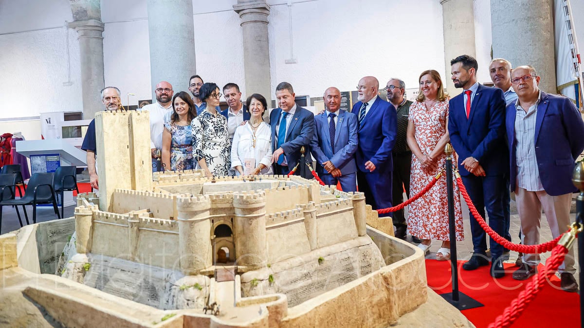 El presidente de Castilla-La Mancha, Emiliano García-Page, inaugura esta exposición en Chinchilla / Fotos: Ángel Chacón