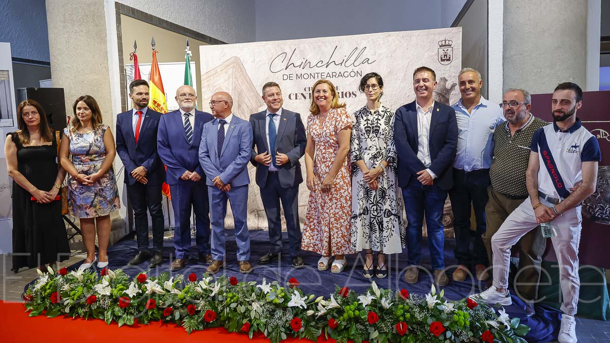 El presidente de Castilla-La Mancha, Emiliano García-Page, inaugura esta exposición en Chinchilla / Fotos: Ángel Chacón