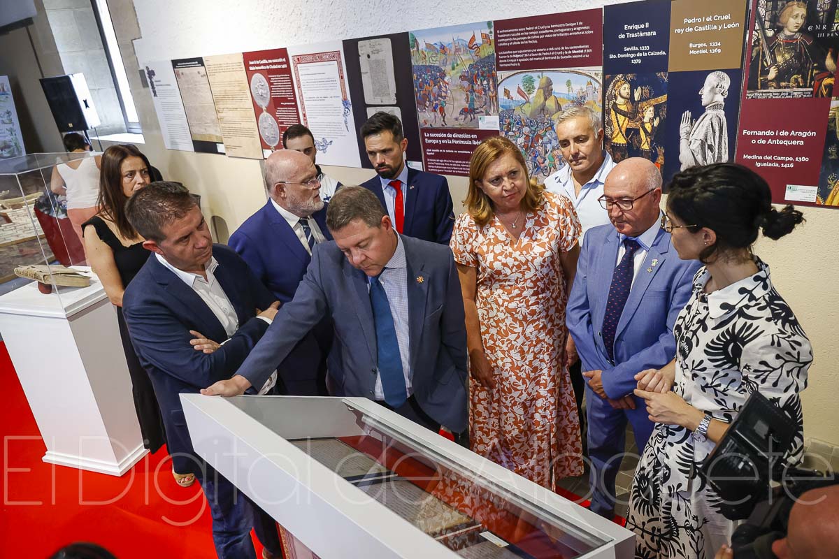 El presidente de Castilla-La Mancha, Emiliano García-Page, inaugura esta exposición en Chinchilla / Fotos: Ángel Chacón