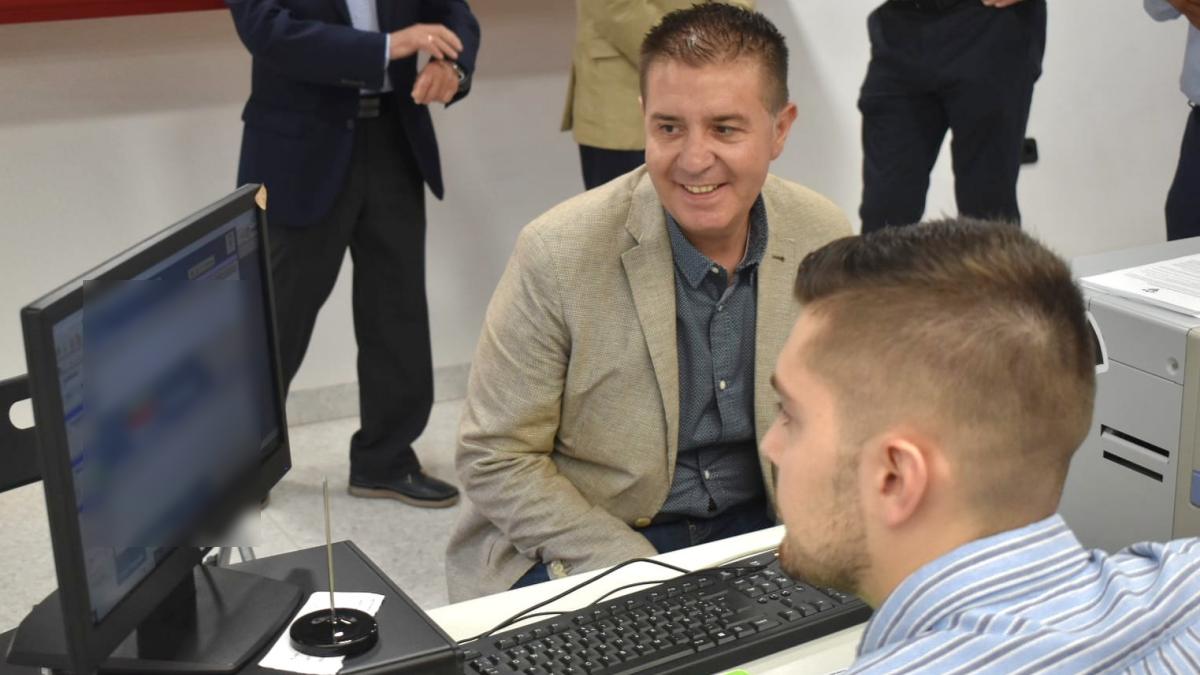 Imagen del presidente de la Diputación renovando su abono del Albacete Balompié / Foto: Diputación Albacete