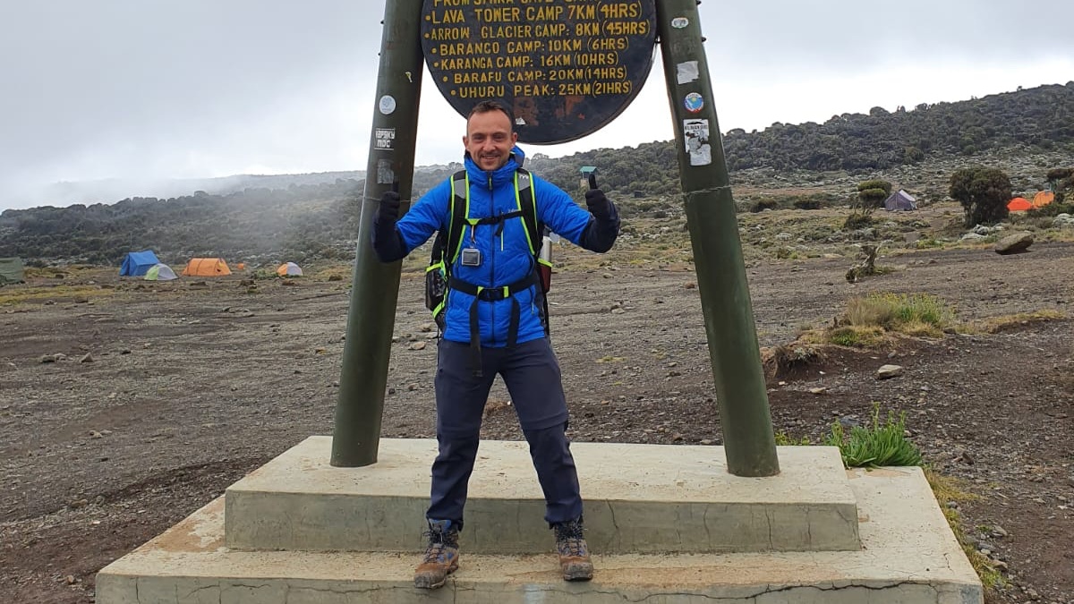 El albaceteño en la cumbre del Kilimanjaro