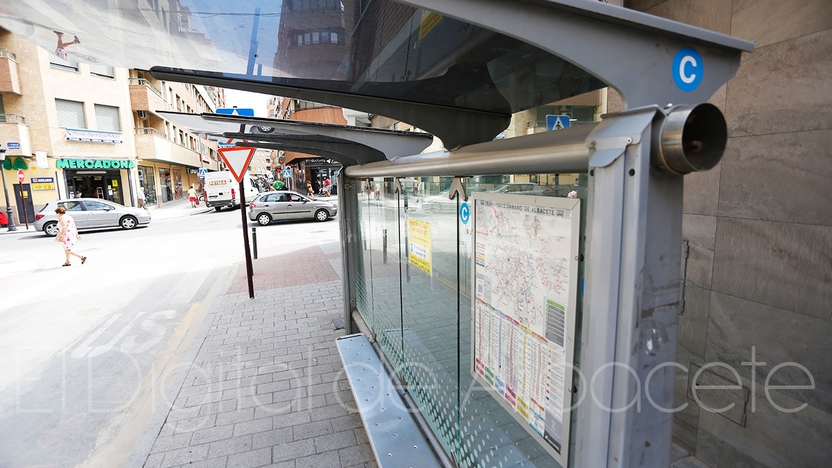 Parada de autobús urbano en Albacete / Imagen de archivo