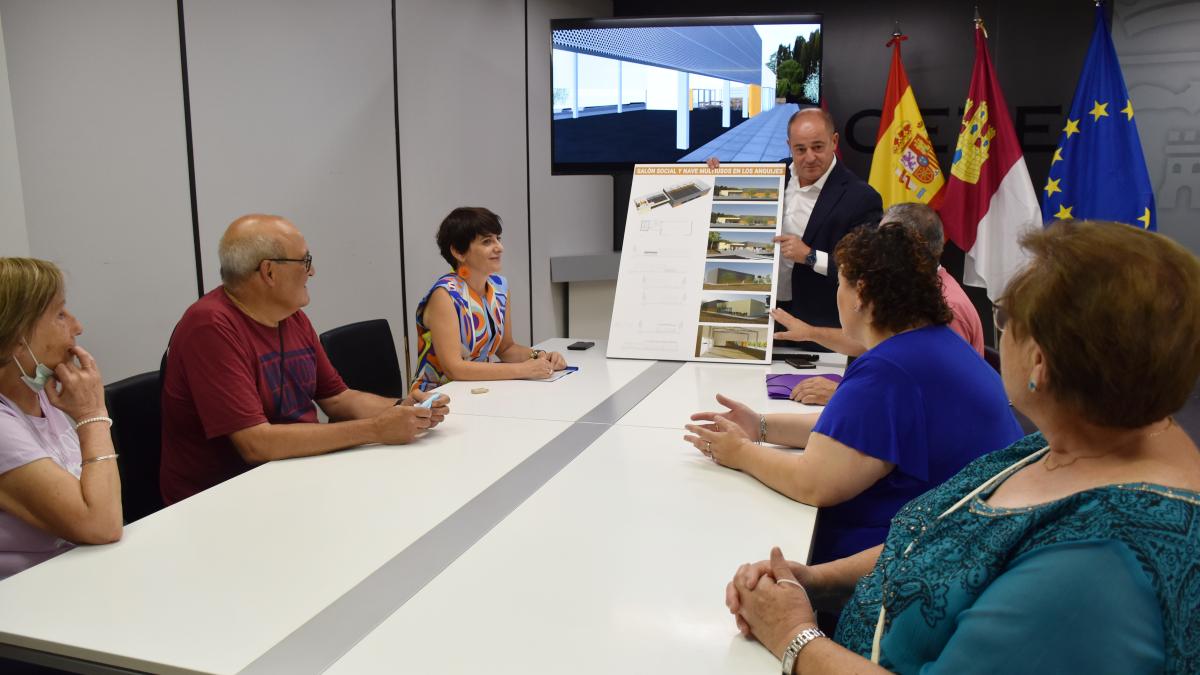 El alcalde de Albacete detalla el proyecto de construcción de un espacio multiusos en Los Anguijes / Foto: Ayto. Albacete