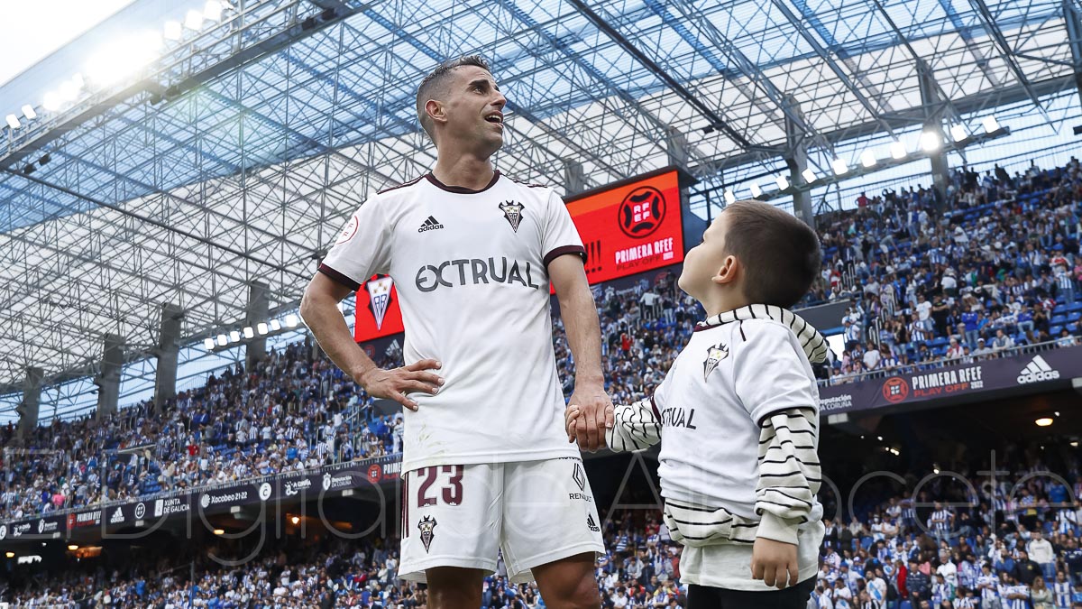 Rubén Martínez en la fiesta del Albacete Balompié sobre el verde de Riazor tras consumar el ascenso