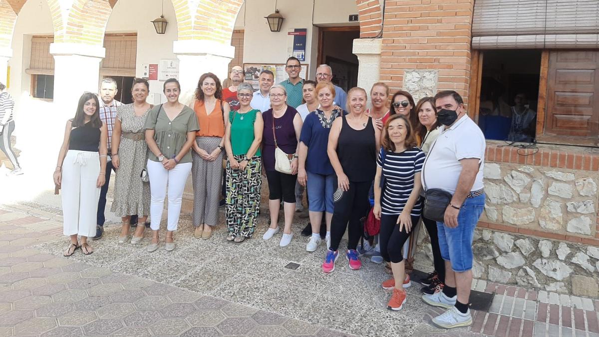 La viceconsejera de Empleo, Diálogo Social y Bienestar Laboral, Nuria Chust, durante su visita a un Taller de Empleo de un municipio de Cuenca / Foto: JCCM