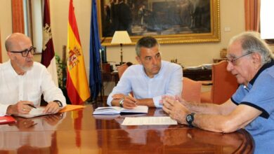 En el encuentro estuvieron presentes Francisco Pérez del Campo, presidente de la Asamblea Local de Albacete y Salvador Jiménez, exalcalde de la ciudad, abogado y colaborador habitual de Cruz Roja y Cáritas / Foto. Sub. Gobierno Albacete