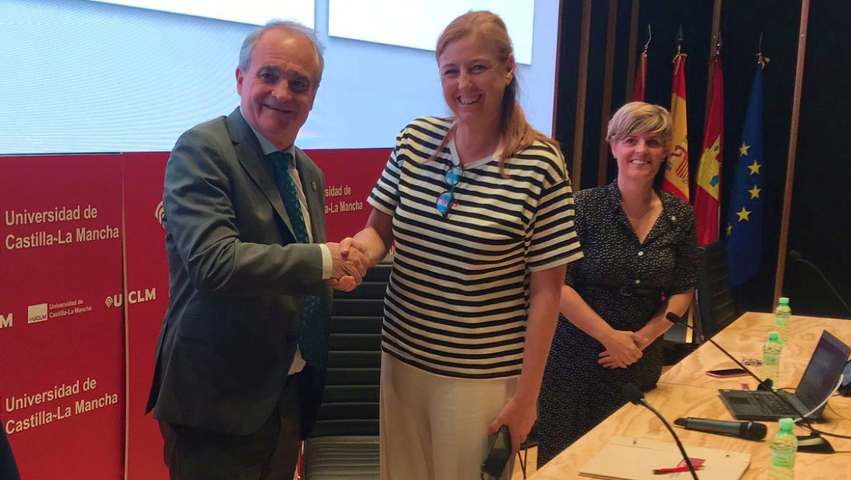 Un momento de la firma del convenio en Albacete