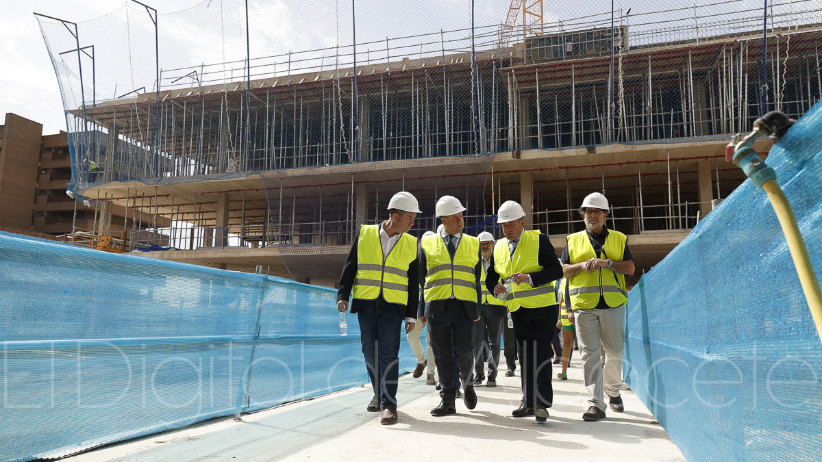 El presidente de Castilla-La Mancha, Emiliano García-Page, visita las obras del Hospital de Albacete/ Fotos: Ángel Chacón