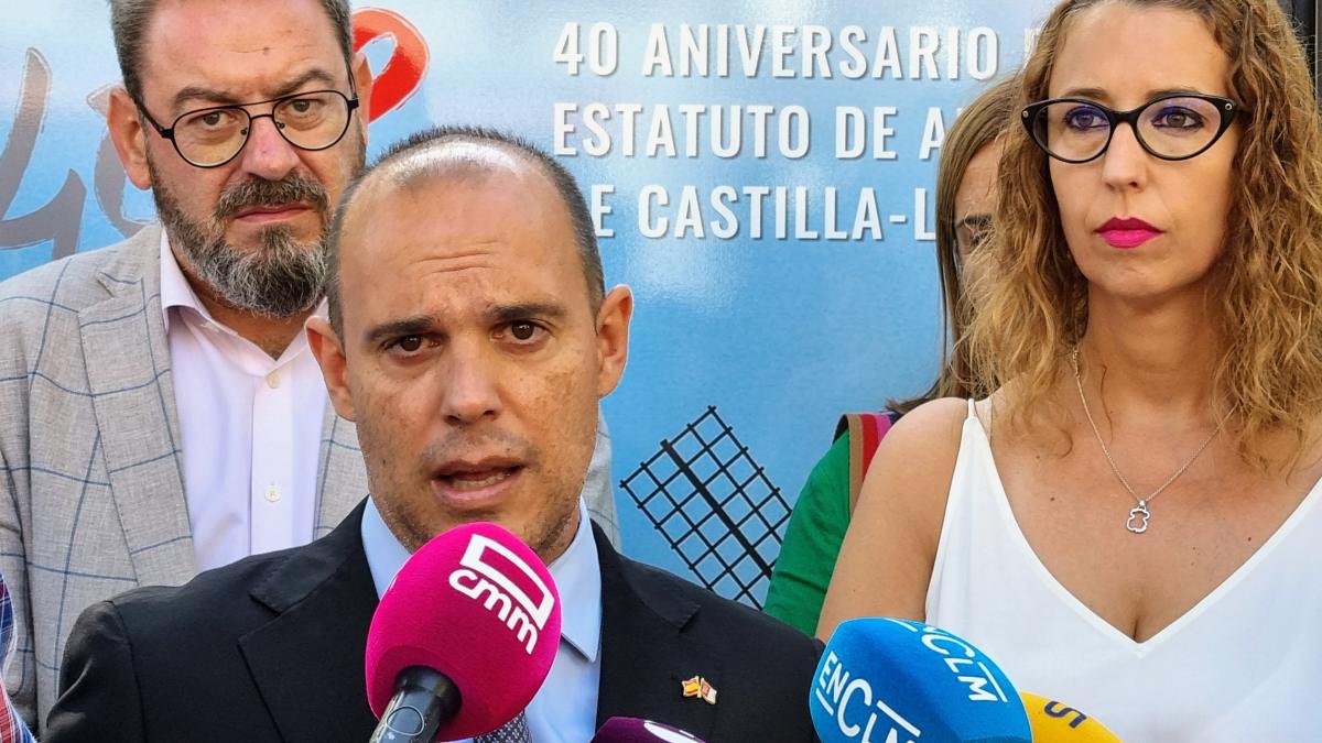 Bellido inaugura una exposición en Castilla-La Mancha que muestra 40 años de un proyecto autonómico volcado “no tanto en identidades como en que vivamos mejor” / Foto: Cortes CLM