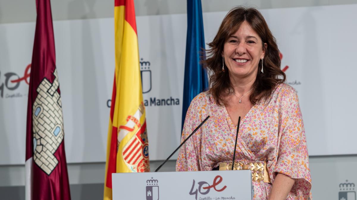 La consejera de Igualdad y portavoz del Gobierno regional, Blanca Fernández, informa en rueda de prensa sobre los acuerdos del Consejo de Gobierno este miércoles en Toledo. EFE/Ángeles Visdómine