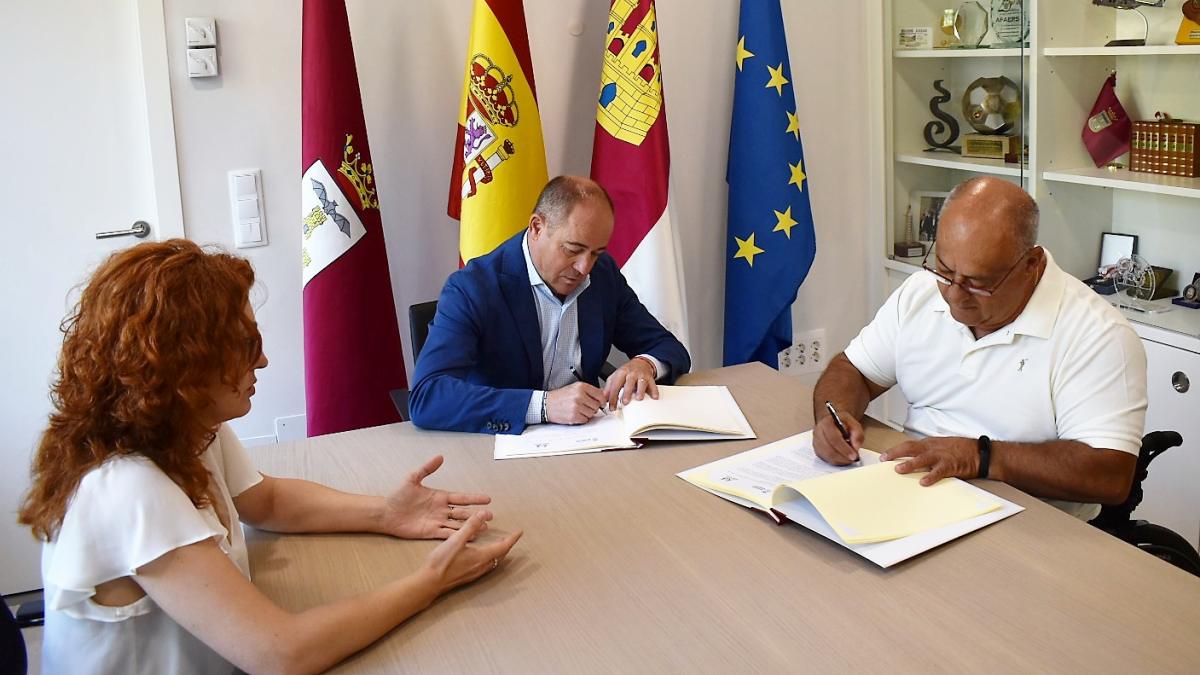 El alcalde de Albacete, Emilio Sáez, y el presidente de la Federación de Asociaciones de Personas con Discapacidad Física y Orgánica de Albacete (Cocemfe), Marcelino Escobar, han firmado un convenio de colaboración para la creación de la Oficina de Accesibilidad Universal / Foto: Ayto. Albacete