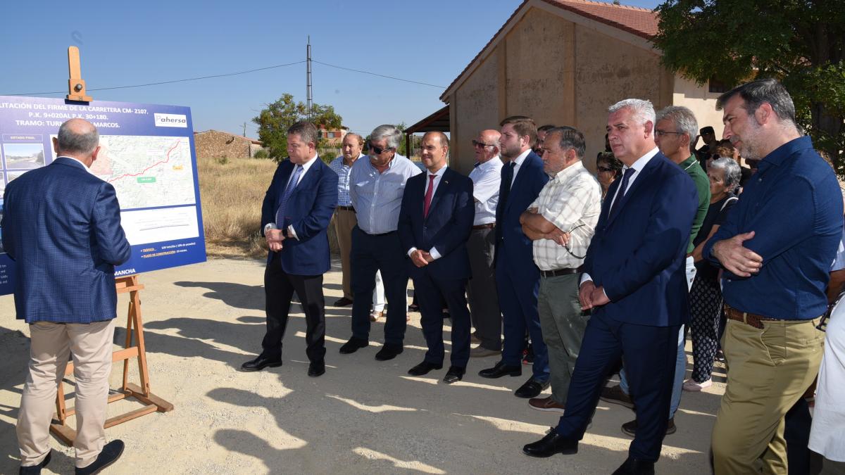 El presidente de Castilla-La Mancha, Emiliano García-Page, inaugura, en Milmarcos (Guadalajara), las obras de acondicionamiento de la CM-2107 en el tramo Turmiel-Milmarcos. (Fotos: José Ramón Márquez // JCCM)