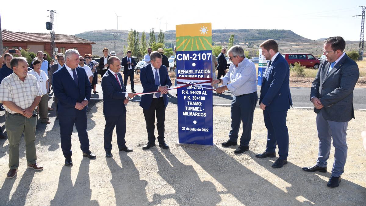 El presidente de Castilla-La Mancha, Emiliano García-Page, inaugura, en Milmarcos (Guadalajara), las obras de acondicionamiento de la CM-2107 en el tramo Turmiel-Milmarcos. (Fotos: José Ramón Márquez // JCCM)