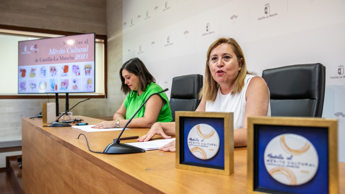 La consejera de Educación, Cultura y Deportes, Rosa Ana Rodríguez, presenta los nombres de los galardonados con las Medallas al Mérito Cultural de 2021, en la Consejería de Educación, Cultura y Deportes. (Fotos: Esteban González // JCCM)