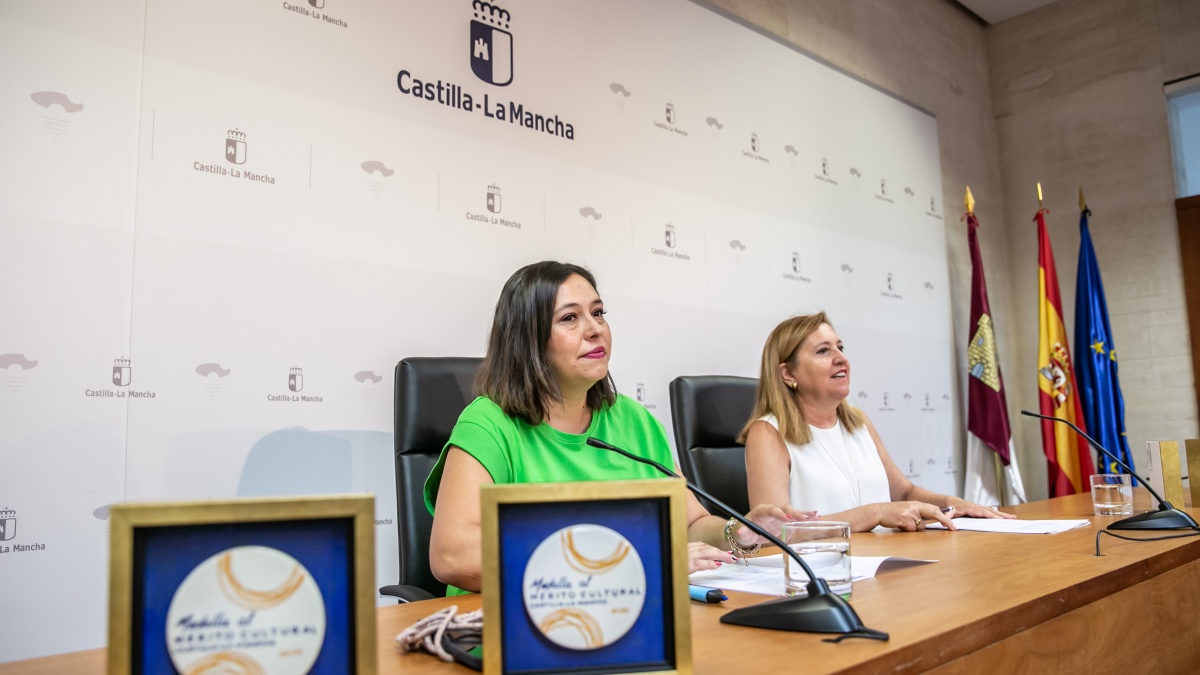 La consejera de Educación, Cultura y Deportes, Rosa Ana Rodríguez, presenta los nombres de los galardonados con las Medallas al Mérito Cultural de 2021, en la Consejería de Educación, Cultura y Deportes. (Fotos: Esteban González // JCCM)