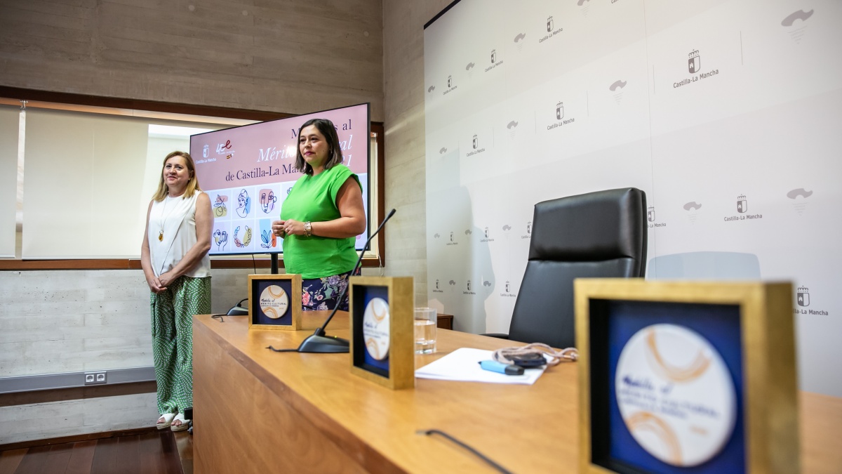 La consejera de Educación, Cultura y Deportes, Rosa Ana Rodríguez, presenta los nombres de los galardonados con las Medallas al Mérito Cultural de 2021, en la Consejería de Educación, Cultura y Deportes. (Fotos: Esteban González // JCCM)