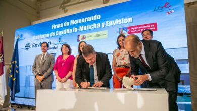 El presidente de Castilla-La Mancha, Emiliano García-Page, firma, en Alcázar de San Juan, el memorando de entendimiento (MOU) entre la multinacional Envision Spain y el Gobierno regional / JCCM