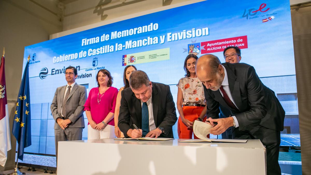 El presidente de Castilla-La Mancha, Emiliano García-Page, firma, en Alcázar de San Juan, el memorando de entendimiento (MOU) entre la multinacional Envision Spain y el Gobierno regional / JCCM