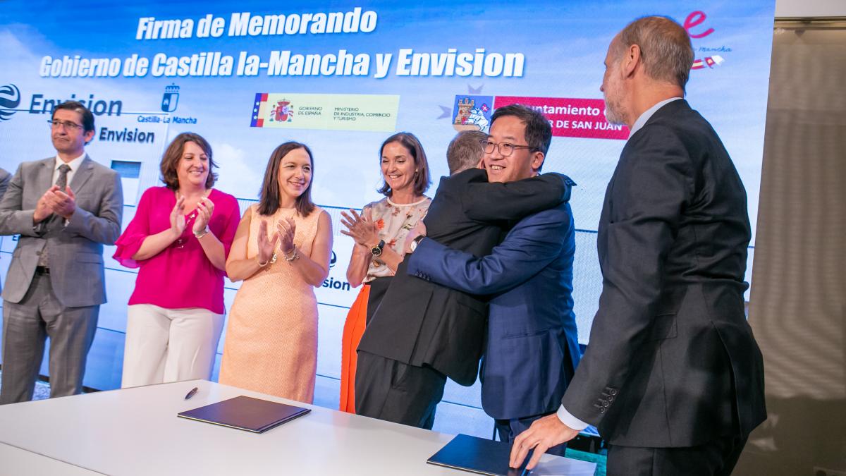 El presidente de Castilla-La Mancha, Emiliano García-Page, firma, en Alcázar de San Juan, el memorando de entendimiento (MOU) entre la multinacional Envision Spain y el Gobierno regional / JCCM