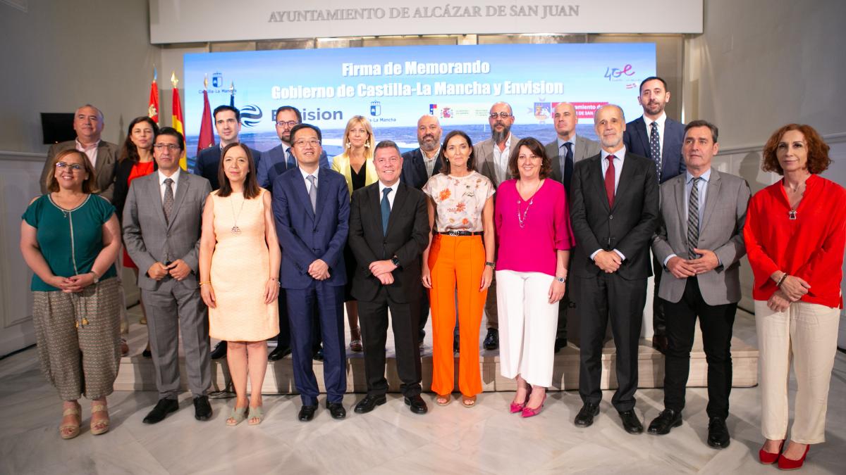 El presidente de Castilla-La Mancha, Emiliano García-Page, firma, en Alcázar de San Juan, el memorando de entendimiento (MOU) entre la multinacional Envision Spain y el Gobierno regional / JCCM