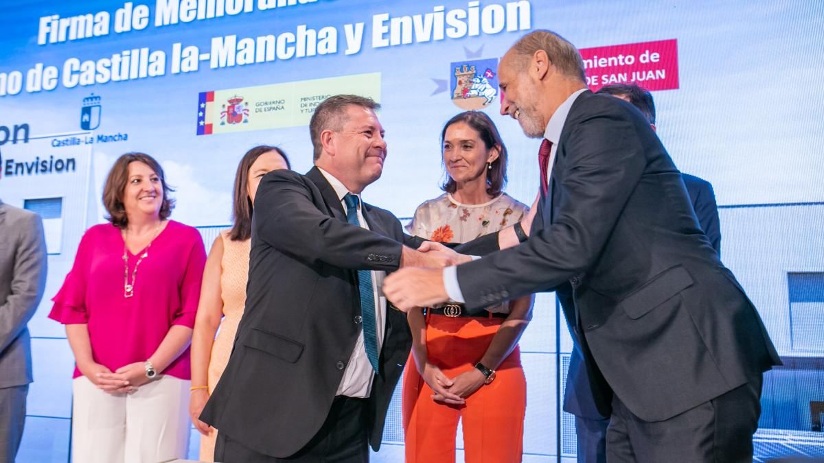 El presidente de Castilla-La Mancha, Emiliano García-Page, firma, en Alcázar de San Juan, el memorando de entendimiento (MOU) entre la multinacional Envision Spain y el Gobierno regional / JCCM