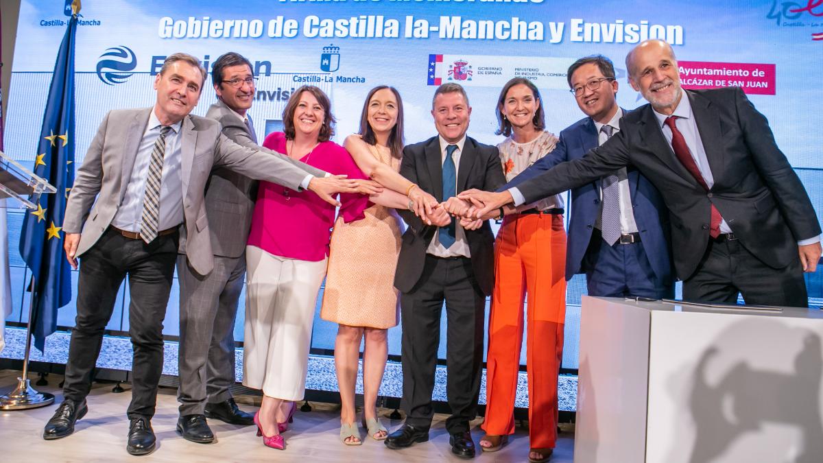El presidente de Castilla-La Mancha, Emiliano García-Page, firma, en Alcázar de San Juan, el memorando de entendimiento (MOU) entre la multinacional Envision Spain y el Gobierno regional / JCCM