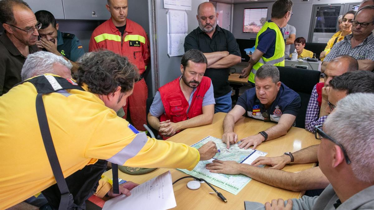 El presidente de Castilla-La Mancha, Emiliano García-Page, ha visitado, junto al consejero de Desarrollo Sostenible, José Luis Escudero, el puesto de mando avanzado el puesto de mando avanzado instalado en Casas de Uceda - JCCM/A.PEREZ HERRERA