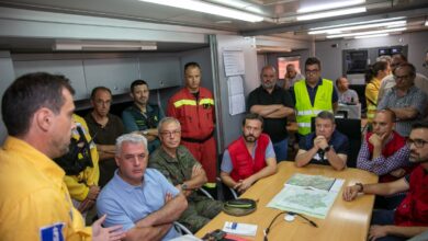El presidente de Castilla-La Mancha, Emiliano García-Page, ha visitado, junto al consejero de Desarrollo Sostenible, José Luis Escudero, el puesto de mando avanzado instalado en Casas de Uceda para conocer el estado del incendio de Valdepeñas de la Sierra, en la provincia de Guadalajara. (Fotos: A. Pérez Herrera // JCCM)