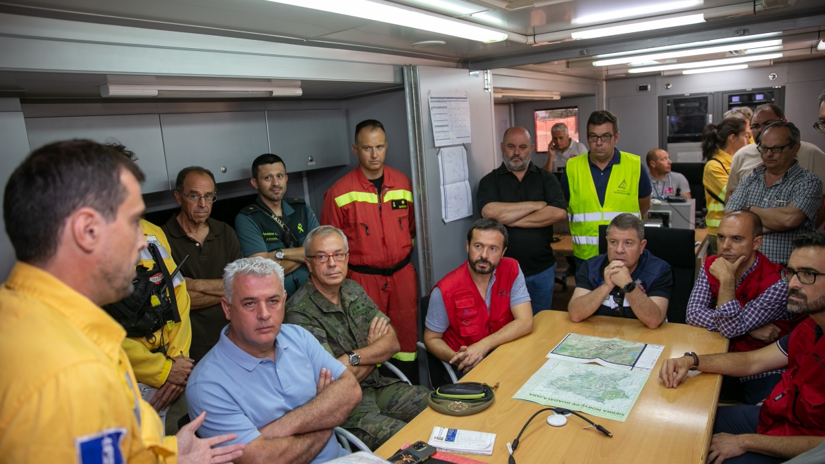 El presidente de Castilla-La Mancha, Emiliano García-Page, ha visitado, junto al consejero de Desarrollo Sostenible, José Luis Escudero, el puesto de mando avanzado instalado en Casas de Uceda para conocer el estado del incendio de Valdepeñas de la Sierra, en la provincia de Guadalajara. (Fotos: A. Pérez Herrera // JCCM)