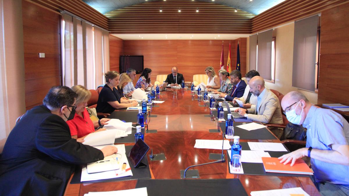 La Junta de Portavoces y la Mesa de las Cortes de Castilla-La Mancha presididas por Pablo Bellido se han reunido este lunes / Foto: Cortes CLM