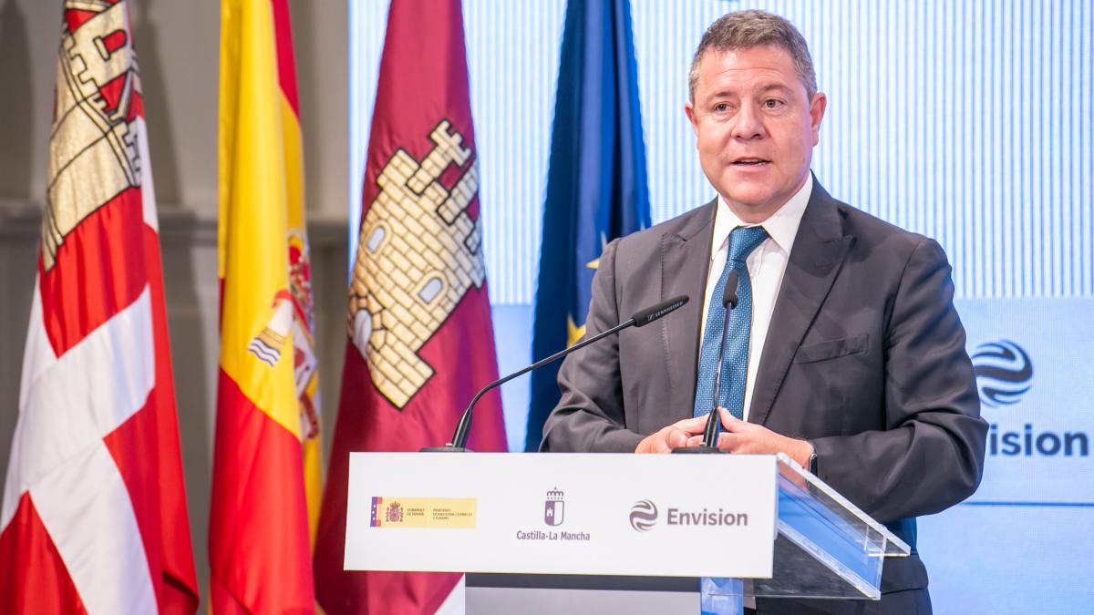 El presidente de Castilla-La Mancha, Emiliano García-Page, firma, en Alcázar de San Juan, el memorando de entendimiento (MOU) entre la multinacional Envision Spain y el Gobierno regional / JCCM