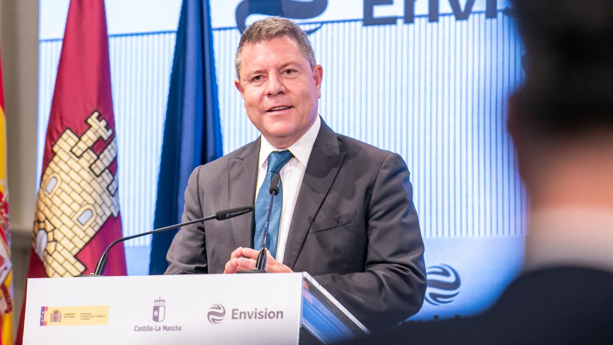 El presidente de Castilla-La Mancha, Emiliano García-Page, firma, en Alcázar de San Juan, el memorando de entendimiento (MOU) entre la multinacional Envision Spain y el Gobierno regional / JCCM