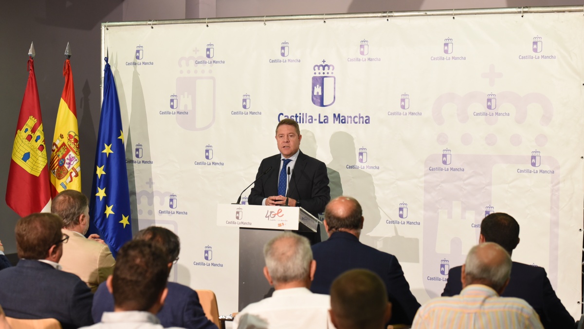 El presidente de Castilla-La Mancha, Emiliano García-Page, asiste, en Delegación provincial de Bienestar Social de Cuenca, a la presentación de las Rutas del Plan Astra Área Metropolitana de Cuenca. Previamente, desde la Plaza Mayor de Fuentenava de Jábaga (Cuenca), el presidente ha hecho la ruta, en autobús, que conecta Fuentenava de Jábaga con la ciudad de Cuenca. (Fotos: José Ramón Márquez // JCCM)