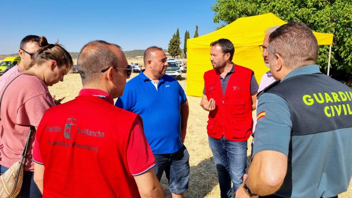 El consejero de Desarrollo Sostenible, José Luis Escudero, informa a los medios de comunicación sobre la evolución de los distintos incendios forestales activos en la región / Foto: JCCM