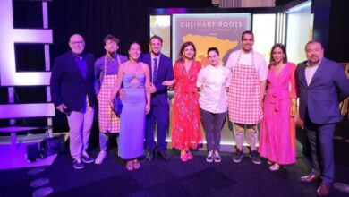 La directora general de Turismo, Comercio y Artesanía, Ana Isabel Fernández, y el gerente de ETURIA, Fernando Honrado, han visitado el estand de la marca Raíz Culinaria en el evento celebrado en Londres para la promoción de la gastronomía y los productos de Castilla-La Mancha / Foto: JCCM