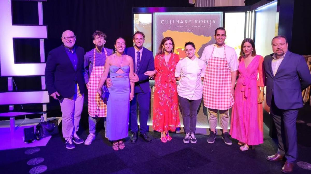La directora general de Turismo, Comercio y Artesanía, Ana Isabel Fernández, y el gerente de ETURIA, Fernando Honrado, han visitado el estand de la marca Raíz Culinaria en el evento celebrado en Londres para la promoción de la gastronomía y los productos de Castilla-La Mancha / Foto: JCCM