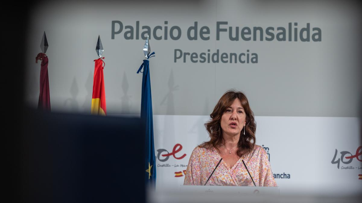La consejera de Igualdad y portavoz del Gobierno regional, Blanca Fernández, informa en rueda de prensa sobre los acuerdos del Consejo de Gobierno este miércoles en Toledo. EFE/Ángeles Visdómine