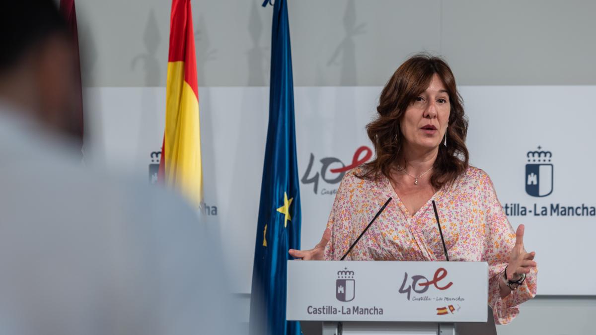 La consejera de Igualdad y portavoz del Gobierno regional, Blanca Fernández, informa en rueda de prensa sobre los acuerdos del Consejo de Gobierno este miércoles en Toledo. EFE/Ángeles Visdómine