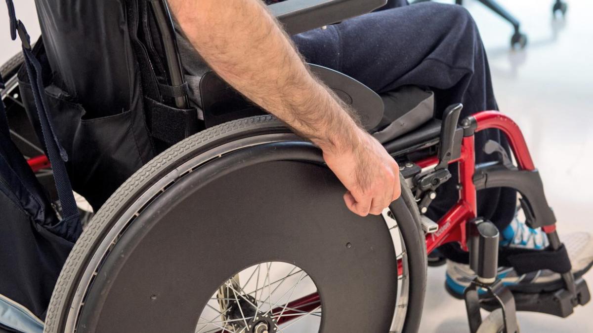 Hombre en silla de ruedas / Foto: JCCM