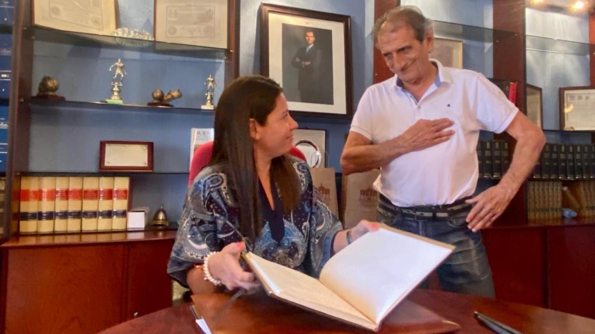 La consejera de Bienestar Social, Bárbara García Torijano, ha visitado la residencia de mayores de Buendía, en Cuenca / Foto: JCCM