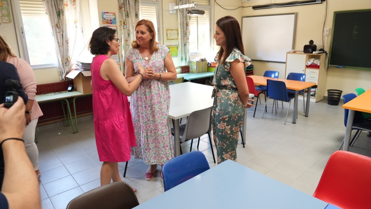 La consejera de Educación, Cultura y Deportes, Rosa Ana Rodríguez, en una visita que ha realizado al CEIP ‘Fray Hernando’ de Talavera de la Reina / Foto: JCCM
