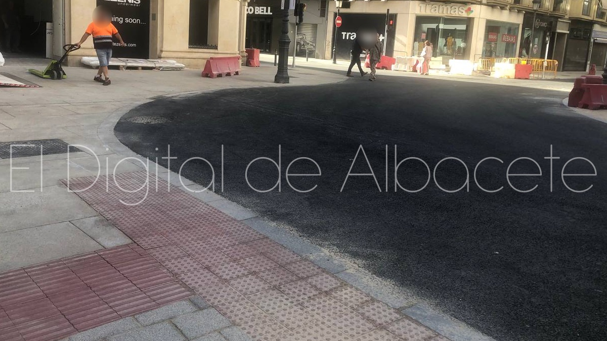 Adoquines podotáctiles en este céntrico cruce de Albacete