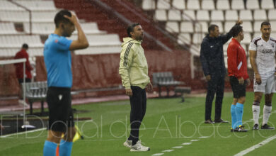 Rubén Albés bajo la lluvia en el Albacete - Huesca